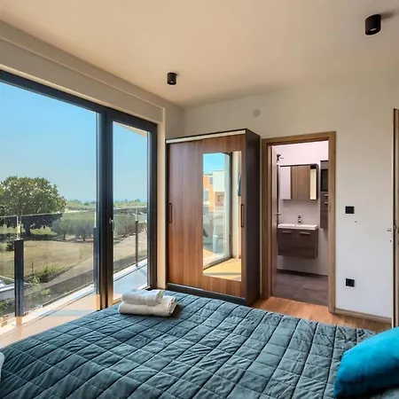빌라 Modern Cormoran With Pool In