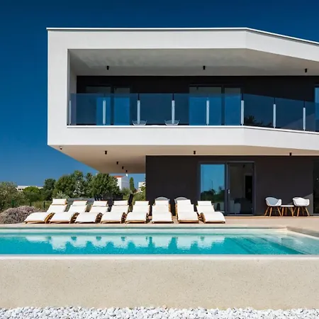 Villa Modern Cormoran With Pool In *