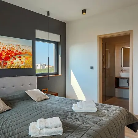 Vila Modern Cormoran With Pool In