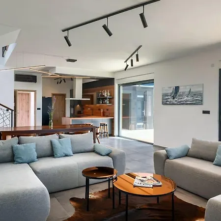 Vila Modern Cormoran With Pool In *