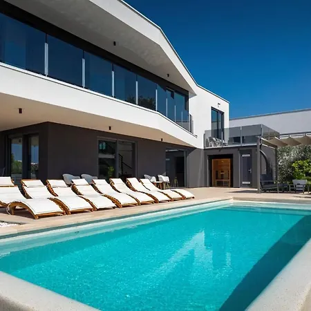 Vila Modern Cormoran With Pool In Poreč