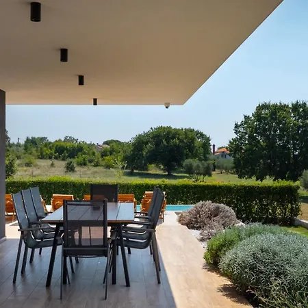 Villa Modern Cormoran With Pool In